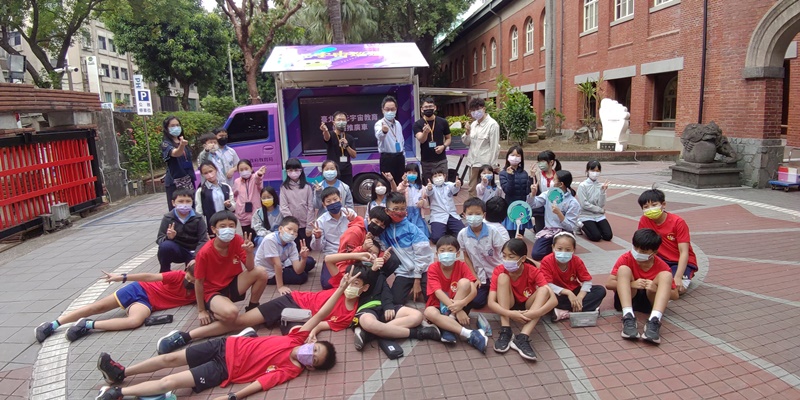 臺北市元宇宙巡迴車到校服務