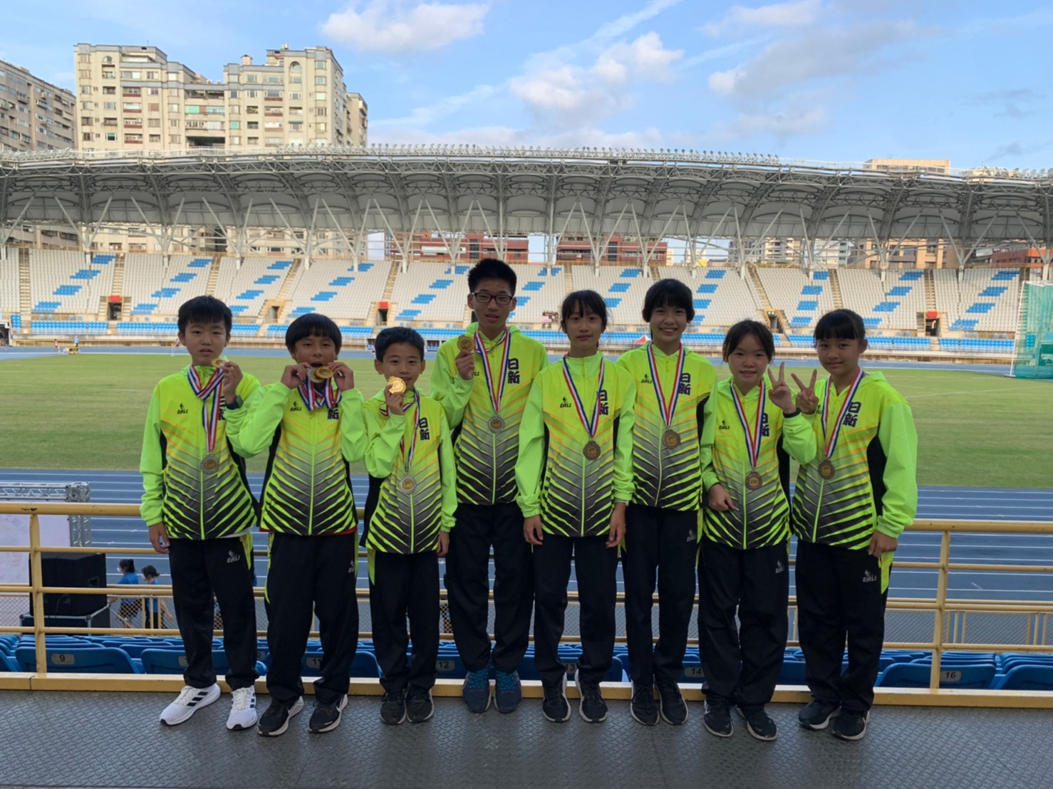 青年盃田徑賽接力獲獎合影