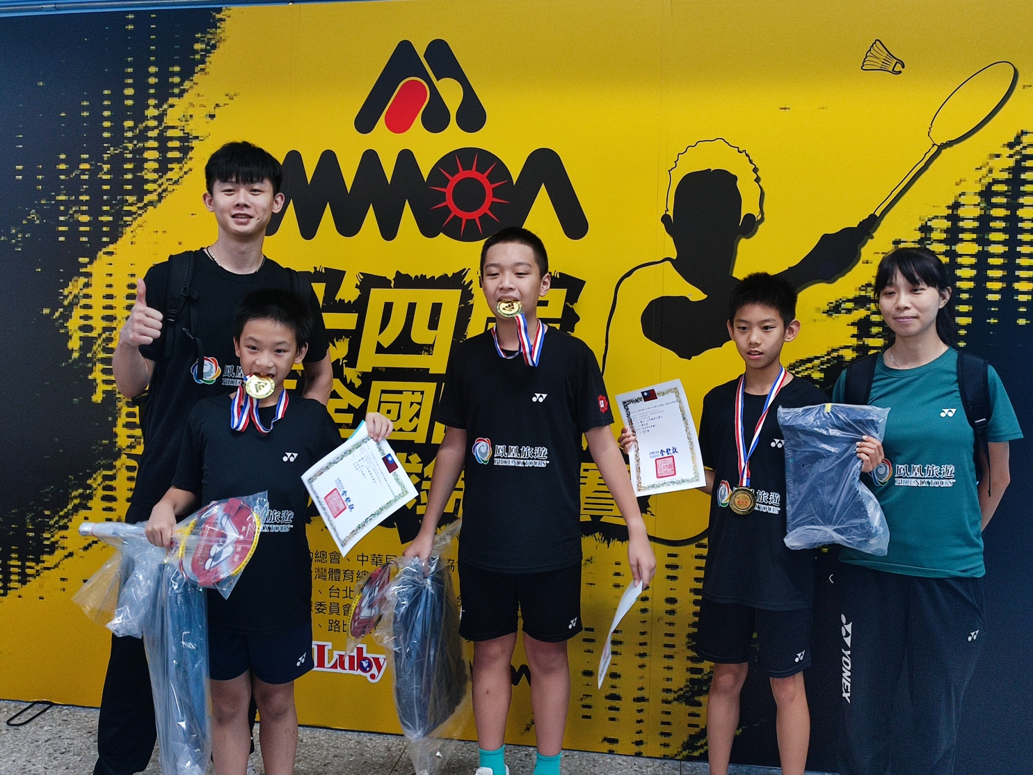 羽球隊獲獎合影