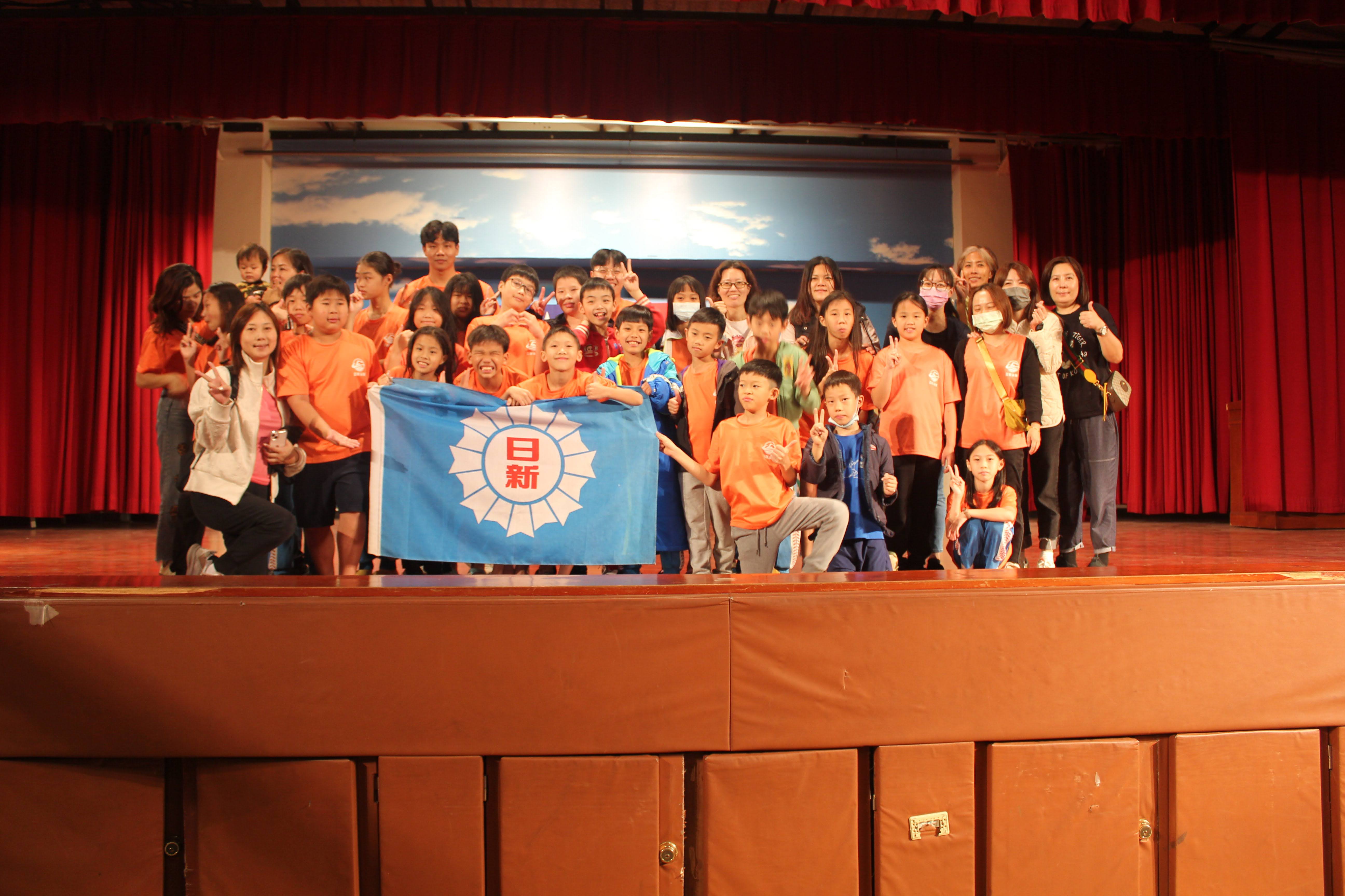 日新游泳隊選手教練及家長大合影