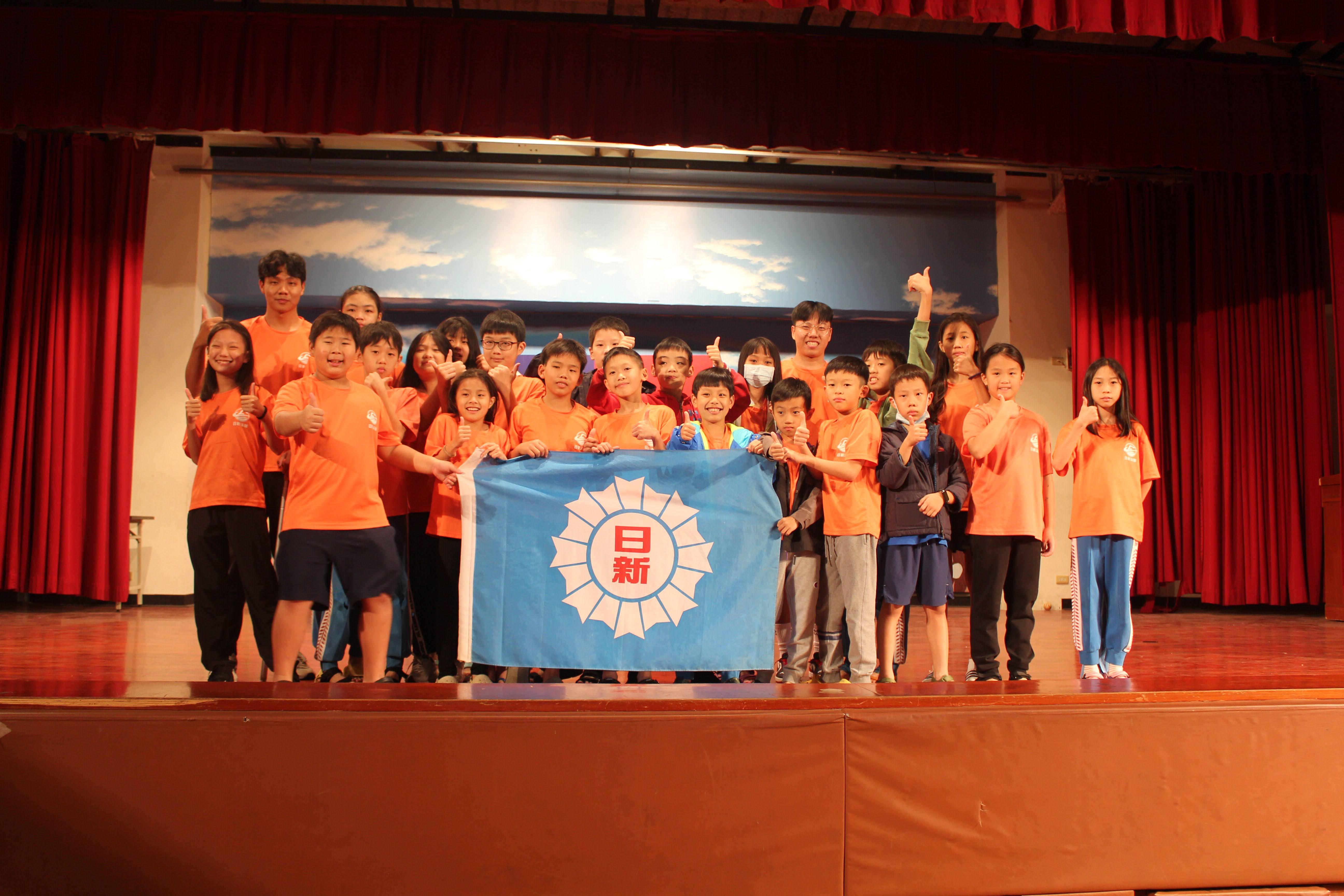 日新游泳隊選手與教練合影