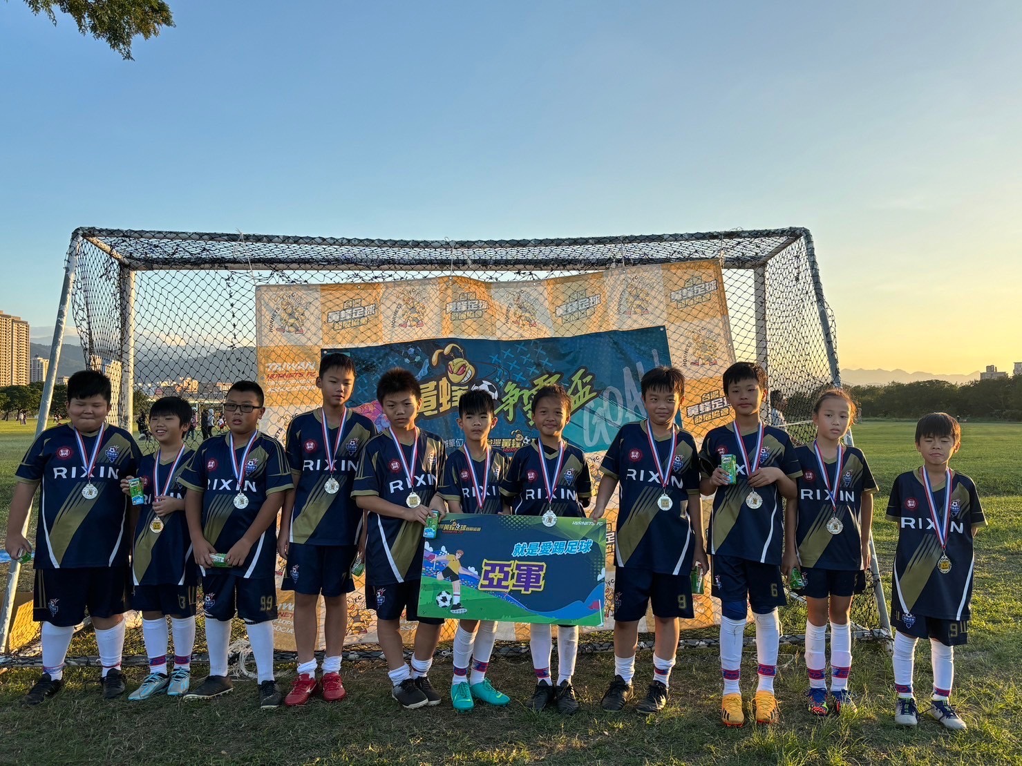 足球隊員合影