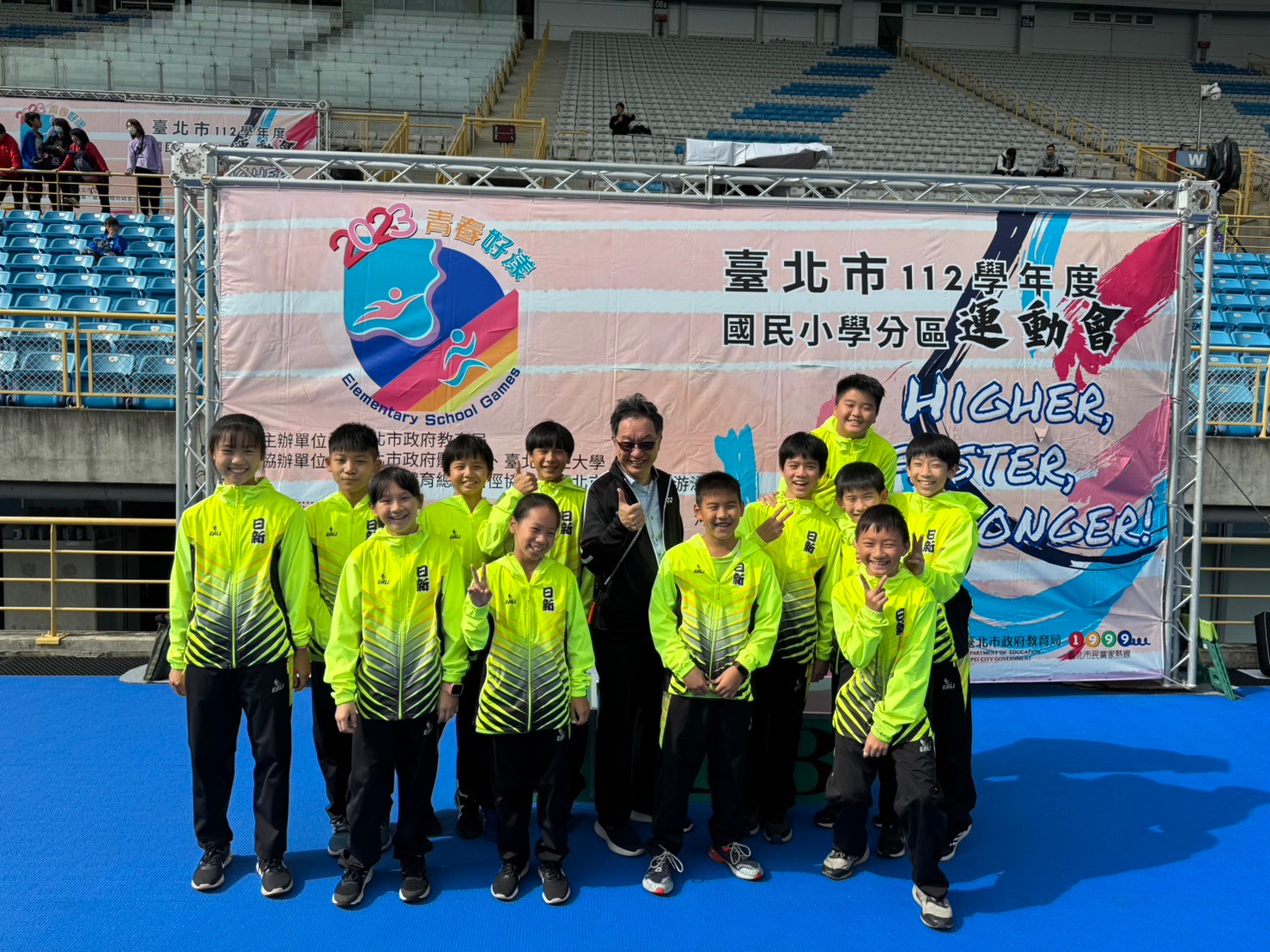 校長與田徑隊員合影