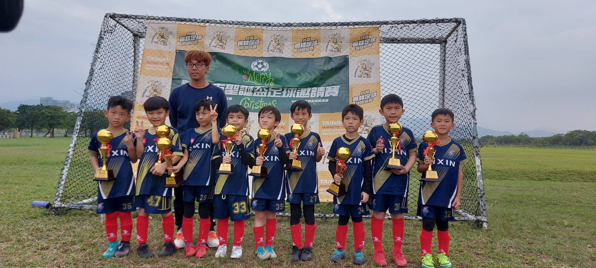 足球隊員獲獎合影
